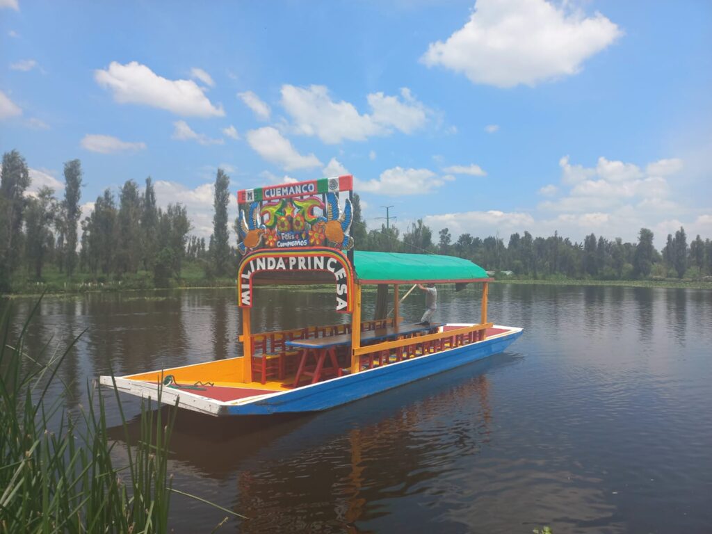 Trajinera de Xochimilco en los lagos de Xochimilco, en Cuemanco 2023.